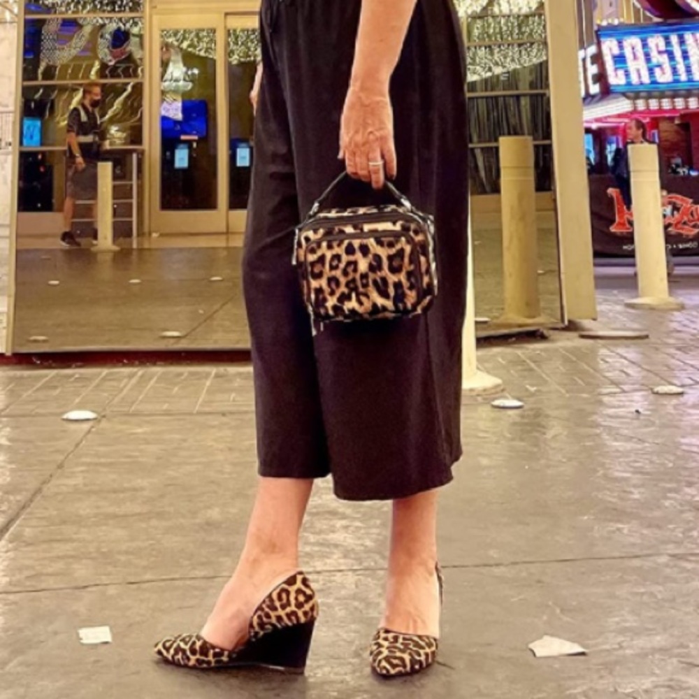 NWOT shoulder bag. Removable straps.